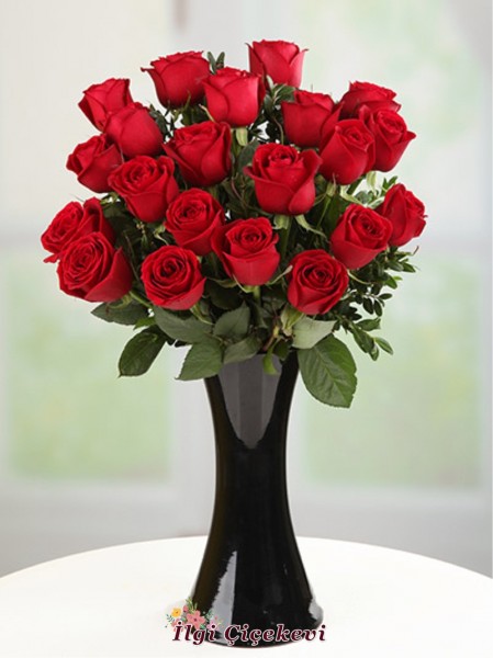 Siyah Vazoda Güller